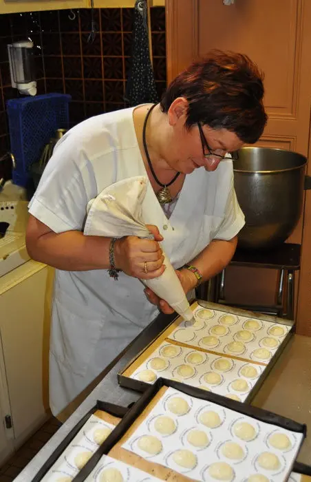 Geste artisanal en fabrication